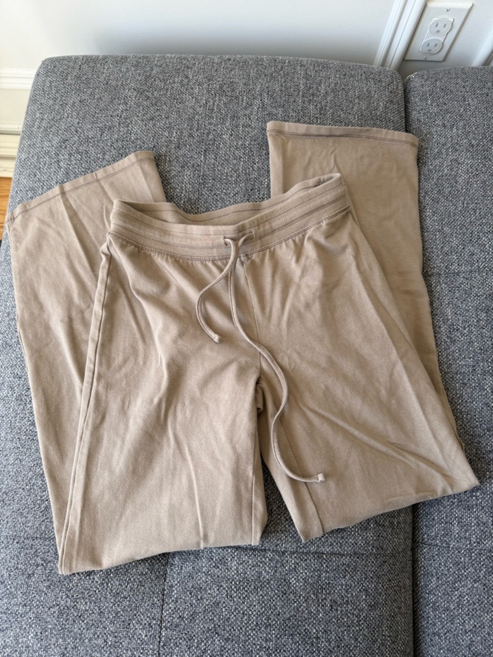 Aritzia Homestretch Smooth Mid-Rise Pant
